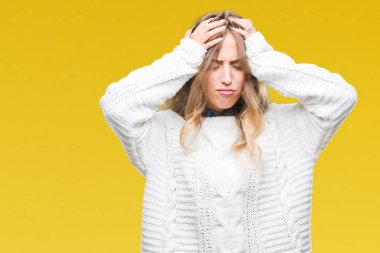 Çünkü çaresiz ve stresli baş ağrısı acı izole arka plan üzerinde kış kazak giyen güzel sarışın genç kadın acı ve migren. Ellerini kafasına.