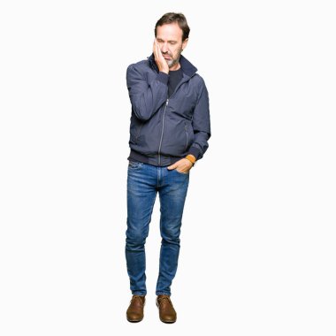 Düşünme arıyorum bir ceket giyen orta yaş yakışıklı adam yorgun ve sıkılmış çapraz silah depresyon sorunları ile.