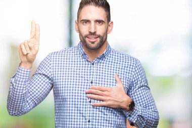 İzole genç yakışıklı adam arka plan Swearing göğüs ve parmaklar, el ile bir sadakat sözü yemin yapma