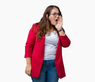 Artı boyutu genç iş kadını giyen güzel şık ceket ve bağırarak ve ile yan için çığlık izole arka plan üzerinde gözlük dudaklarından el. İletişim kavramı.