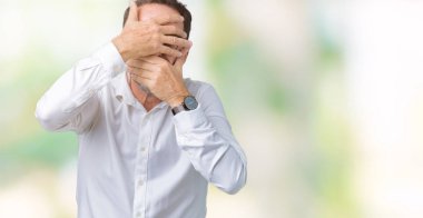 Yakışıklı orta yaş zarif üst düzey iş adamı izole arka plan kaplaması gözler ve ağız el ile üzerinden gözlük takan şaşırttı ve şok. Duygu gizleme