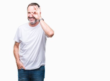 Gülümseyen, parmakları ile mutlu yüz üzerinden seyir göz el ile ok jest yapıyor izole arka plan üzerinde beyaz t-shirt giyen orta yaş ağarmış komuta sizde.