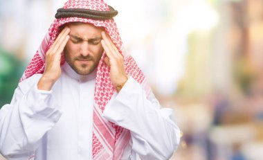 Çünkü keffiyeh üzerinde giyen genç yakışıklı adam arka plan baş baş ağrısı için el ile izole stres. Migren muzdarip.