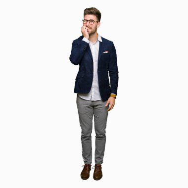 Stresli ve gergin elle çivi ısırma ağzına bakarak gözlüklü genç yakışıklı iş adamı. Anksiyete sorunu.