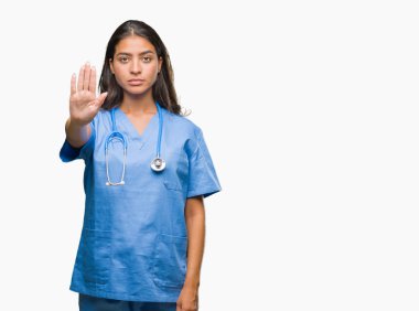 Genç Arap Doktor cerrah kadın izole arka stop yapıyor yüzünden elin avuç ile şarkı. Negatif ve ciddi bir jest yüz ifadesiyle uyarı.