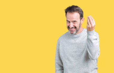 Yakışıklı orta yaş komuta sizde izole arka plan üzerinde yapıyor İtalyan bir kazak giyen jest el ve parmak emin ifadesiyle