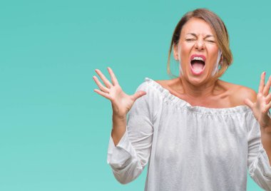 İzole arka plan çılgın ve kızgın bağırarak ve agresif ifade ve silah kaldırdı bağırmaya orta yaş İspanyol kadın kıdemli. Hayal kırıklığı kavramı.