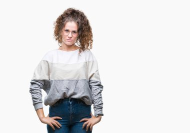 Güzel esmer kıvırcık saçlı Genç kız üzerinde gözlük takan arka yüzünde ciddi bir ifade ile izole. Basit ve doğal kameraya bakıyor.