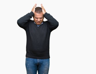 Yakışıklı orta yaş erkek çünkü umutsuz ve stresli baş ağrısı acı izole arka plan üzerinde ağrı ve migren. Ellerini kafasına.