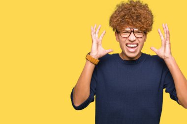 Genç yakışıklı adam kızgın ve silah ile başarı için deli kutluyor afro gözlük ile kaldırdı ve heyecanlı çığlık gözler kapalı. Kazanan kavramı