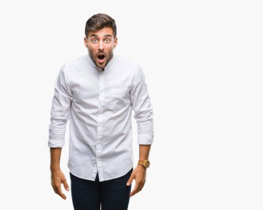 Genç yakışıklı adam korkuyor ve şok sürpriz ifade ile izole arka plan üzerinde korku ve yüz heyecanlı.