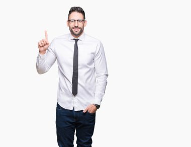 Ve parmak gülümseyen süre bir numara ile kendinden emin ve mutlu yukarıyı gösteren izole arka plan üzerinde gözlük takan genç yakışıklı iş adamı.