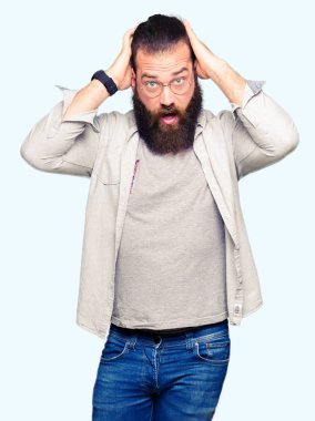 Deli gözlük takan ve ile korkuttun genç sarışın adam kafasına, korkmuş ve şaşırmış şok açık ağız ile eller