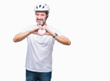 Bisiklet Emanet helment giyen orta yaş üst düzey ağarmış bisikletçi adam arka plan aşık kalp simgesi ve elleriyle şekil gösteren gülümseyen izole. Romantik kavramı.