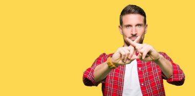 Yakışıklı adam rahat gömlek ret ifade geçiş parmakları eksi işareti yaparken giyiyor