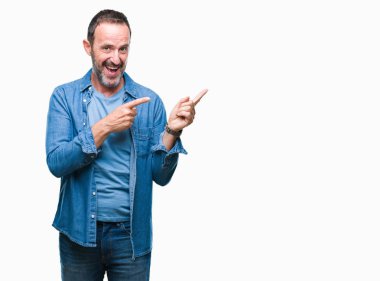 Orta yaş ağarmış komuta sizde gülümseyen ve iki elleri ve parmakları ile tarafına işaret kamera bakarak izole arka plan üzerinde.