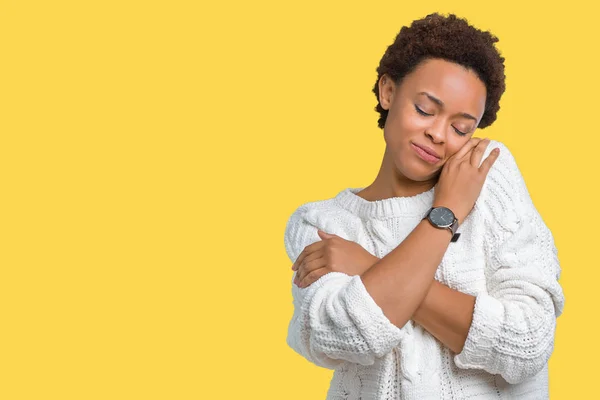 Hermosa Mujer Afroamericana Joven Con Suéter Sobre Fondo Aislado Abrazándose — Foto de Stock