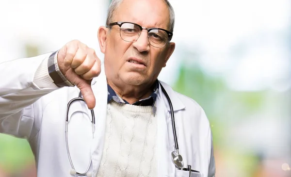 ハンサムな先輩医師男は不幸と怒りの拒否反応を示さずとジェスチャーを親指で負を探して医療のコートを着ています 不適切な表現 — ストック写真