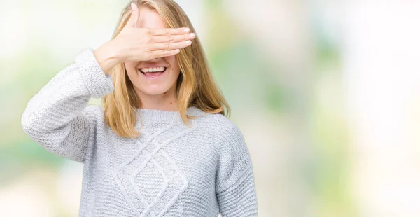 Hermosa Mujer Joven Con Suéter Invierno Sobre Fondo Aislado Sonriendo — Foto de Stock