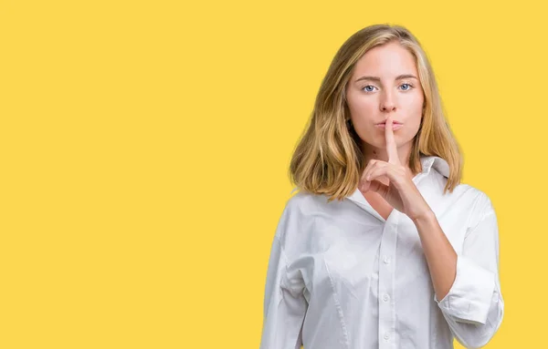 Hermosa Joven Mujer Negocios Sobre Fondo Aislado Pidiendo Estar Tranquilo — Foto de Stock