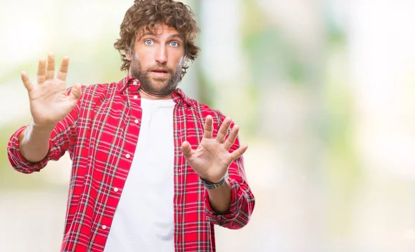 Bonito Homem Modelo Hispânico Sobre Fundo Isolado Com Medo Aterrorizado — Fotografia de Stock