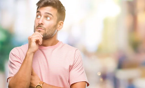 Joven Hombre Guapo Sobre Fondo Aislado Con Mano Barbilla Pensando —  Fotos de Stock