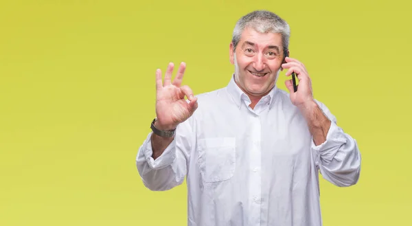 Pěkný Starší Muž Mluví Smartphone Izolované Pozadí Dělá Cedulka Prsty — Stock fotografie