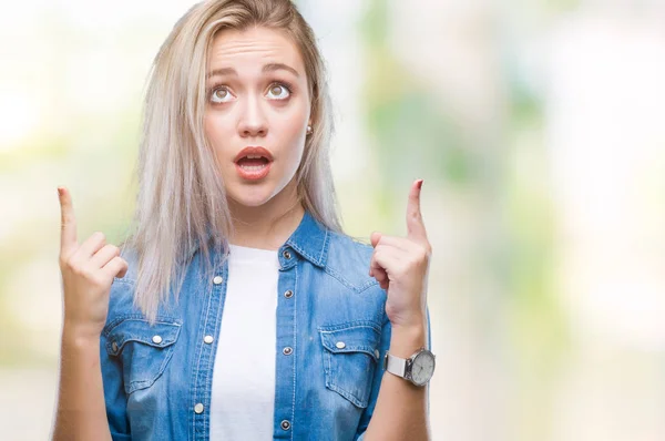 Young Blonde Woman Isolated Background Amazed Surprised Looking Pointing Fingers — Stock Photo, Image