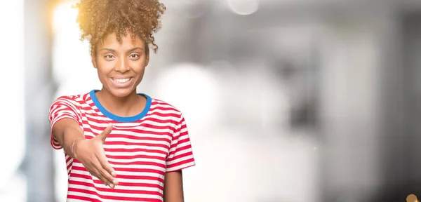 Güzel Genç Afro Amerikan Kadın Dostu Sunan Sıkışma Tebrik Davet — Stok fotoğraf