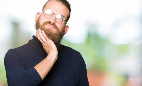 Mladý Muž Blond Vlasy Nosí Brýle Rolák Svetr Myšlení Hledá — Stock fotografie