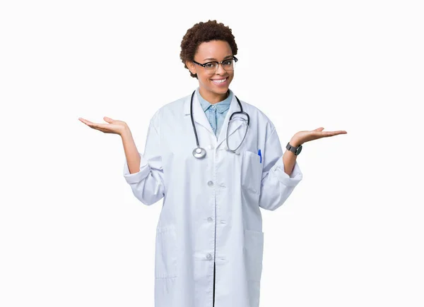 表示するため 分離背景笑顔で医療のコートを着ている若いアフリカ系アメリカ人医師女性手オープン手のひら 表示や広告を比較してバランス — ストック写真
