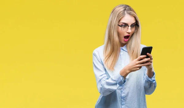 Jonge Mooie Blonde Zakenvrouw Met Smartphone Geïsoleerde Achtergrond Bang Schok — Stockfoto