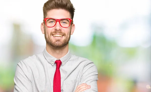 Joven Hombre Negocios Guapo Con Gafas Cara Feliz Sonriendo Con —  Fotos de Stock