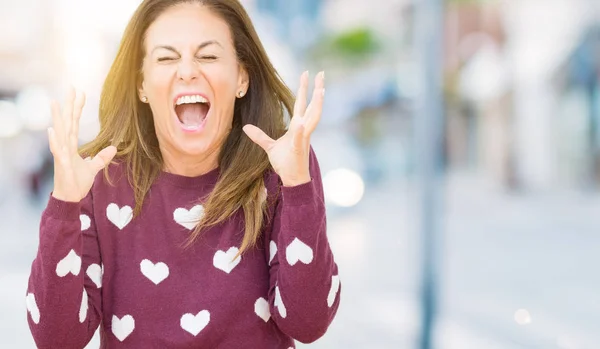 Schöne Frau Mittleren Alters Mit Herzpullover Vor Isoliertem Hintergrund Die — Stockfoto