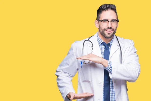 Bonito Jovem Médico Homem Sobre Fundo Isolado Gestos Com Mãos — Fotografia de Stock