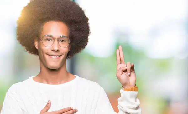 Giovane Uomo Afro Americano Con Capelli Afro Indossare Gli Occhiali — Foto Stock