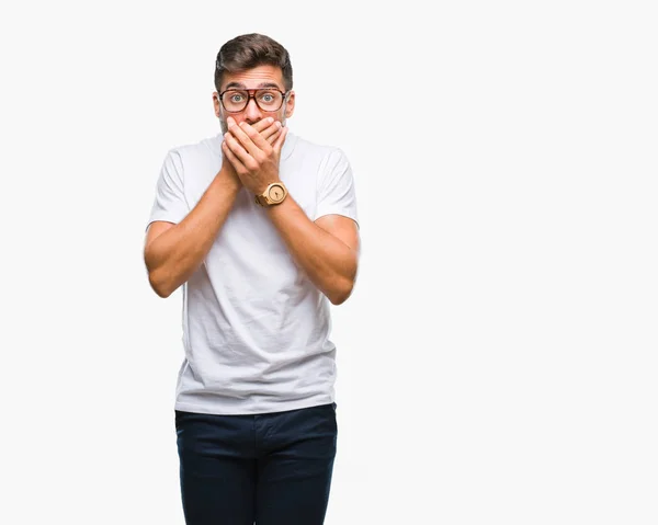 Joven Hombre Guapo Con Gafas Sobre Fondo Aislado Impactó Cubriendo — Foto de Stock