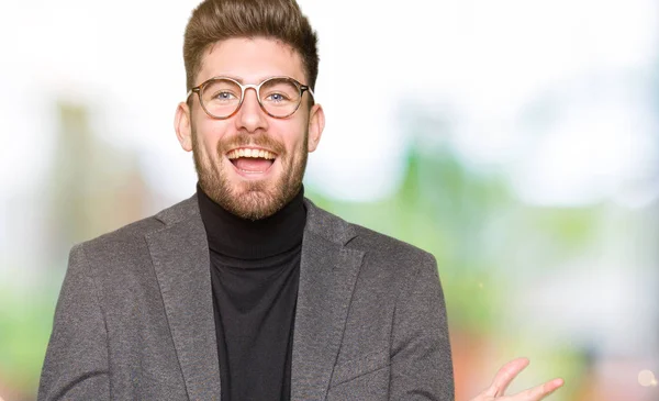 Joven Hombre Negocios Guapo Con Gafas Celebrando Loco Sorprendido Por — Foto de Stock