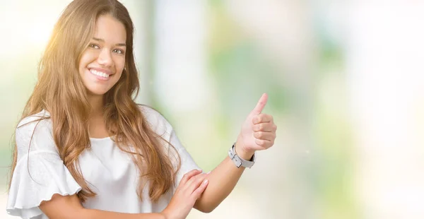 Jonge Mooie Brunette Zakenvrouw Geïsoleerde Achtergrond Zoek Trots Doen Glimlachen — Stockfoto