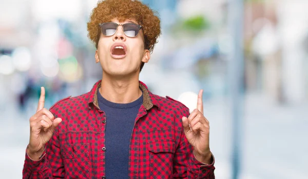 Ung Vacker Man Med Afro Hår Bär Solglasögon Förvånad Och — Stockfoto