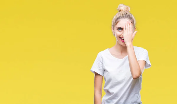 Jovem Mulher Loira Bonita Vestindo Camiseta Branca Sobre Fundo Isolado — Fotografia de Stock