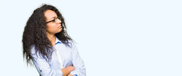 Junge Schöne Business Girl Mit Lockigem Haar Trägt Eine Brille — Stockfoto