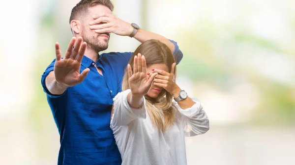 Giovane Coppia Innamorata Sfondo Isolato Coprendo Gli Occhi Con Mani — Foto Stock