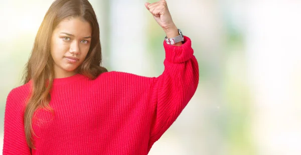 Mujer Morena Hermosa Joven Con Suéter Rojo Invierno Sobre Fondo —  Fotos de Stock