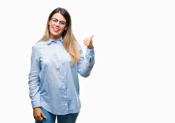 Joven Mujer Negocios Hermosa Con Gafas Sobre Fondo Aislado Sonriendo — Foto de Stock