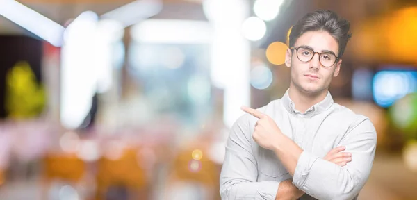 Giovane Bell Uomo Che Indossa Occhiali Sfondo Isolato Indicando Con — Foto Stock