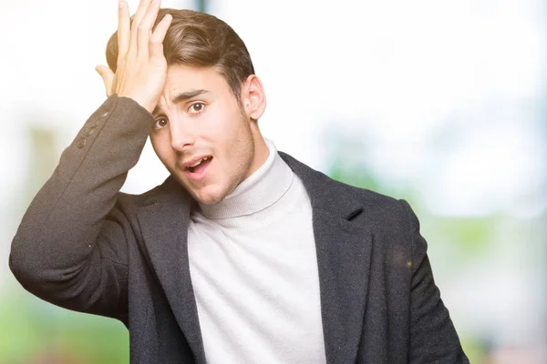 Jeune Homme Élégant Portant Manteau Hiver Sur Fond Isolé Surpris — Photo