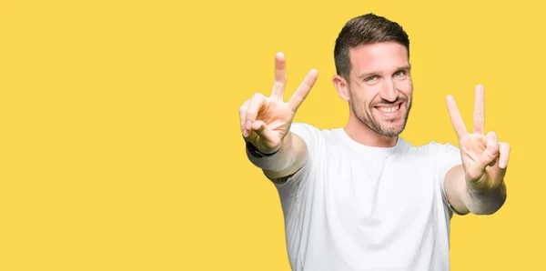 Hombre Guapo Con Camiseta Blanca Casual Sonriendo Mirando Cámara Mostrando — Foto de Stock