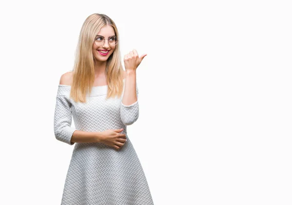 Jovem Bela Mulher Loira Vestindo Óculos Sobre Fundo Isolado Sorrindo — Fotografia de Stock