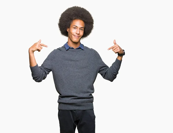 Fiatal Afro Amerikai Üzletember Keresi Benne Mosoly Arcán Mutatva Magát — Stock Fotó